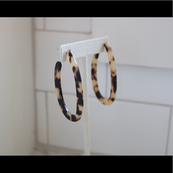 Anthro style Tortoise Shell hoops 🖤 - Picture 2 of 4